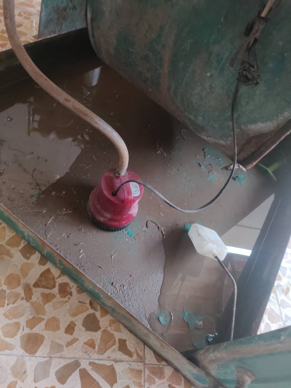 للبيع مثل ما موضحه بالصؤر شغاله فؤل ماطور فؤل بس زنجار بيها فؤل بالاخص الابواب للعلم الاسفل مابي اي شي السعر ٦٠ ألف بي مجال بسيط ***********
