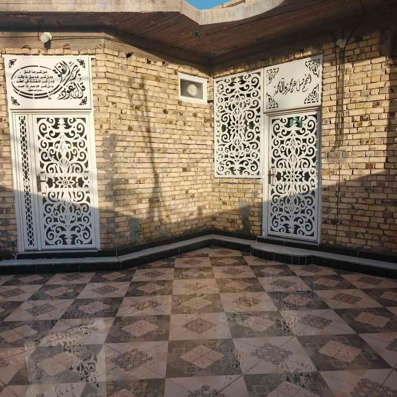 🏠✨️بيت للبيع في حي الفرات🏠✨️
🏠✨️بيت بناء جديد حديث  بخريطة راقية   مساحة 250 م
زراعي سند 25، صنف الطابو  (بستان)  في سند الطابو 

# بتلو كونكريت وسقف كونكريت درجة أولى... كل  المواد درجة أولى 
# غرفتين نوم كبيرة 
#  ثلاث حمام سيراميك راقي 
# مطبخ حار سيراميك راقي  ومطبخ بارد سيراميك راقي 
# براني ٧م
# صالة 11متر
# حديقة
# كراج سيارة
# ارضية بورسلين درجة أولى
#  كل مواد البناء والتسليح والتشطيب والصحيات والأبواب راقية افضل نوعية 

# جدران الطابق الثاني  شبه كاملة...
# خدمات كاملة واصلة ماء وكهرباء ومجاري وتبليط .🏠✨️ 

حي الفرات،
منطقة  ال خليفة. ***********
