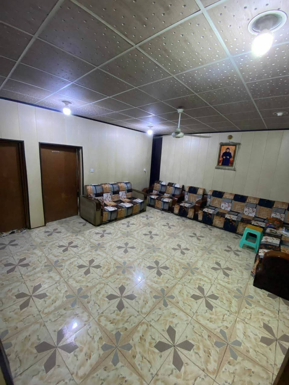 السلام عليكم... 
دار للبيع... 
الموقع في السدة حي الزهراء ( العلكاية)  خلف مدرسة تبارك للبنات... 
مساحة البيت ( 250) متر يتكون من طابقين.. يشتمل الطابق الاول على غرفتي نوم ومطبخ وصالة واستقبال.. ويشتمل الطابق الثاني على غرفتي نوم  وصالة...علما ان سعر البيت (125) مليون وقابل للتفاوض  
للاستفسار اكثر الاتصال على الرقم ***********

