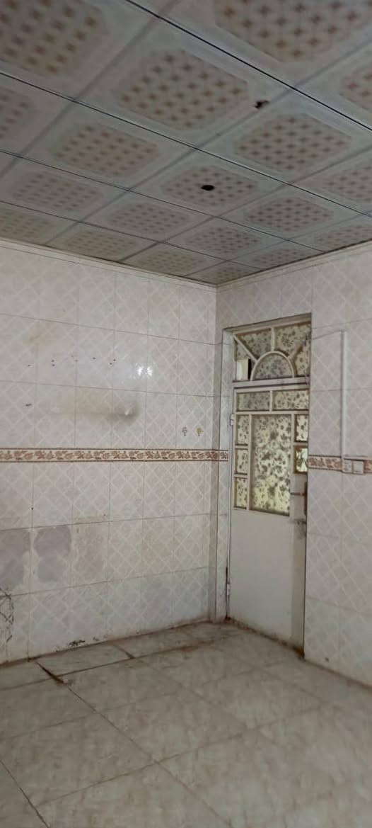‏بيت للبيع مساحته ١٠٠ طابق ونص غرفتين وصالتين واستقبال ومطبخ و ثلاث صحيات حي الوفاء مقابل الهندية منطقه الأربعين شارع عشره سعره ١٣٥ وبين مجال وحاليا ماجر ٣٥٠ 
‏للاستفسار مكتب بركات ام البنين ***********
