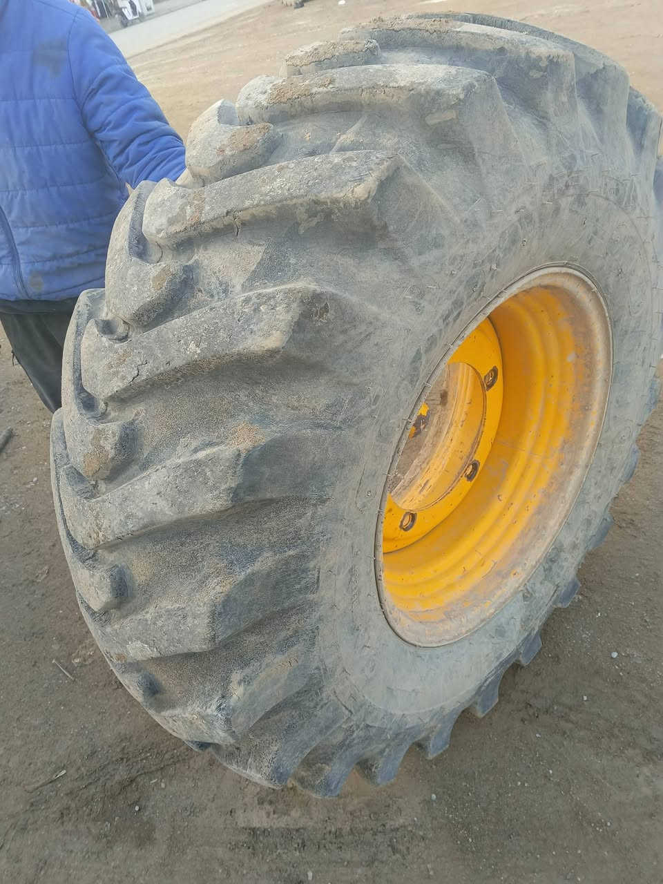 للبيع مضخه أصلي مال رافعة شوكية سلايت 14متر بل شرط وياه تخم تيرات  ال عدد 4وياه الوياله ستفسار ***********
