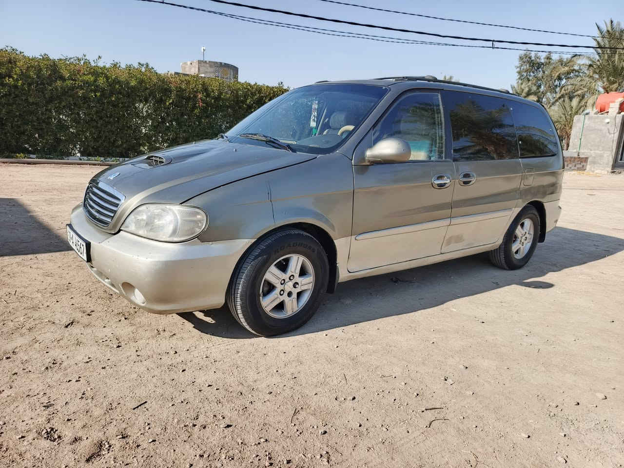 السلام عليكم 
كرنفال موديل 2000 محدثه 2005 داخل وخارج عدا الصندوك كير عادي مصبوغه حزام بدون ضربه رقم انكليزي باسمي السعر ٦٥ وبيها مجال قليل للشراي وهذا رقمي ***********
