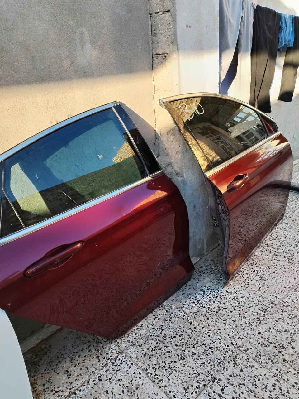 السلام عليكم تحيه للادمن حبايب گلبي أبواب سي ٢٠٠ ماروني ١٧ كاملات مقفلات وابيض يمنه ودوسات وشباك وجام ويدات خارجيه وداخليه وبطاين ودعاميات خلفيه ومكاين جام وعندي أبواب لصبغ مكاني ديوانيه ***********
