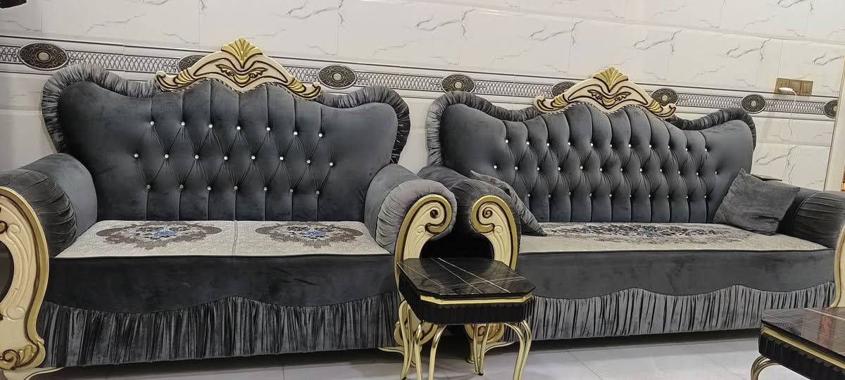 تخم للبيع النضافه مثل ما موضح بالصور استخدام قليل 5 قطع   يعني 10 مقاعد مع طبلات السعر 600 وبية مجال قليل ***********
