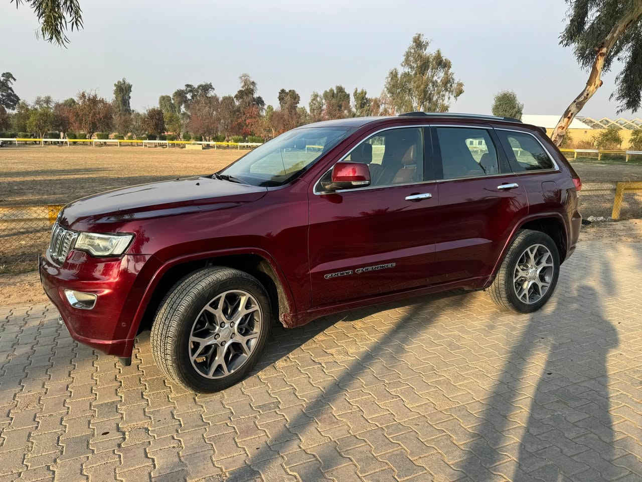 السلام عليكم سيارة جيب اوفر لاند بلس موديل 2021 خليجي وكاله هارلم اللون ماروني والداخل قرميدي. المحرك 3600 سي سي 6 سلندر دفع رباعي
ماشيه بحدود 63 الف رقم بغداد
 بيها كل المواصفات .جكات باربع ارتفاعات خمس وضعيات للقياده منها السبورت ثلاث شاشات وحده اماميه وشاشتين بالكشنات . تبريد وتدفئه كشنات وستيرن .كشنات كهرباء ويه ميموري .نظام صوت قوي . شاشه كبيره ويه نفيكيشن .دخول بصمه وتشغيل عن بعد .ستيرن كهربائي ويه تدفئه حساسات امامي وخلفي ونقطة عمياء رادارات وحساس مانع تصادم اضويه لد امامي وخلفي ويلات عشرين تخم تاير
السياره كلش نضيفه وتخبل
تايرات وصدر جديد قبل شهرين
ما بيها شي غير باب خلف السايق مصبوغ وصاير حادث بسيط موجود تقرير 
ومبدل عدسات لان ضوهه الاصلي ضعيف معروف الامريكي .سياره جاهزه للاستعمال ما تحتاج شي
سعر 3 دفاتر وبيها مجال ان شاء الله 
للتواصل 
‭0771 500 4958‬ المقدادية, ديالى
