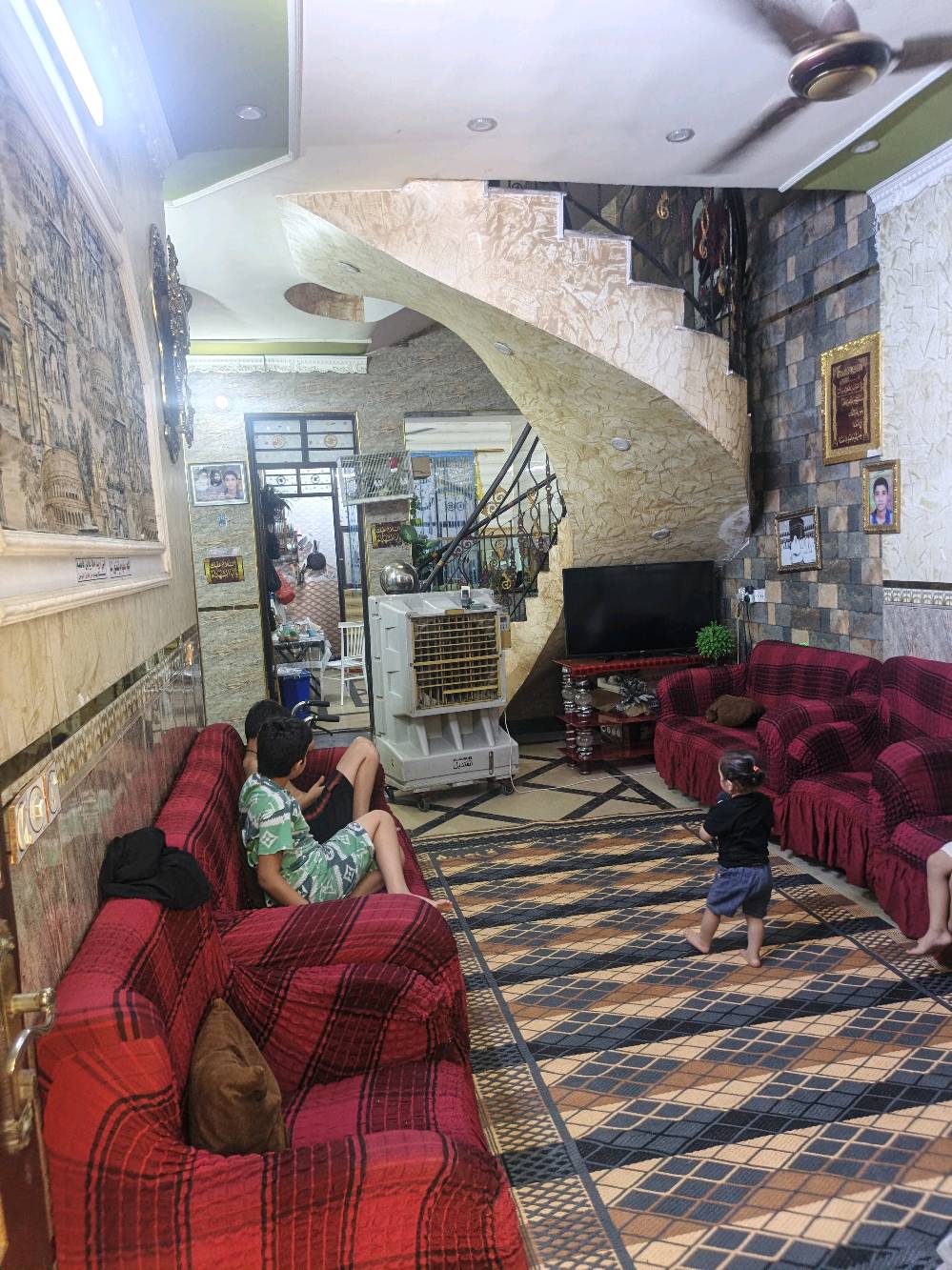 السلام عليكم بيت البيع  بغداد مدينة الصدر قطاع26
أول فرع أول بيت المساحه144 اربع غرف فوك 
***********
