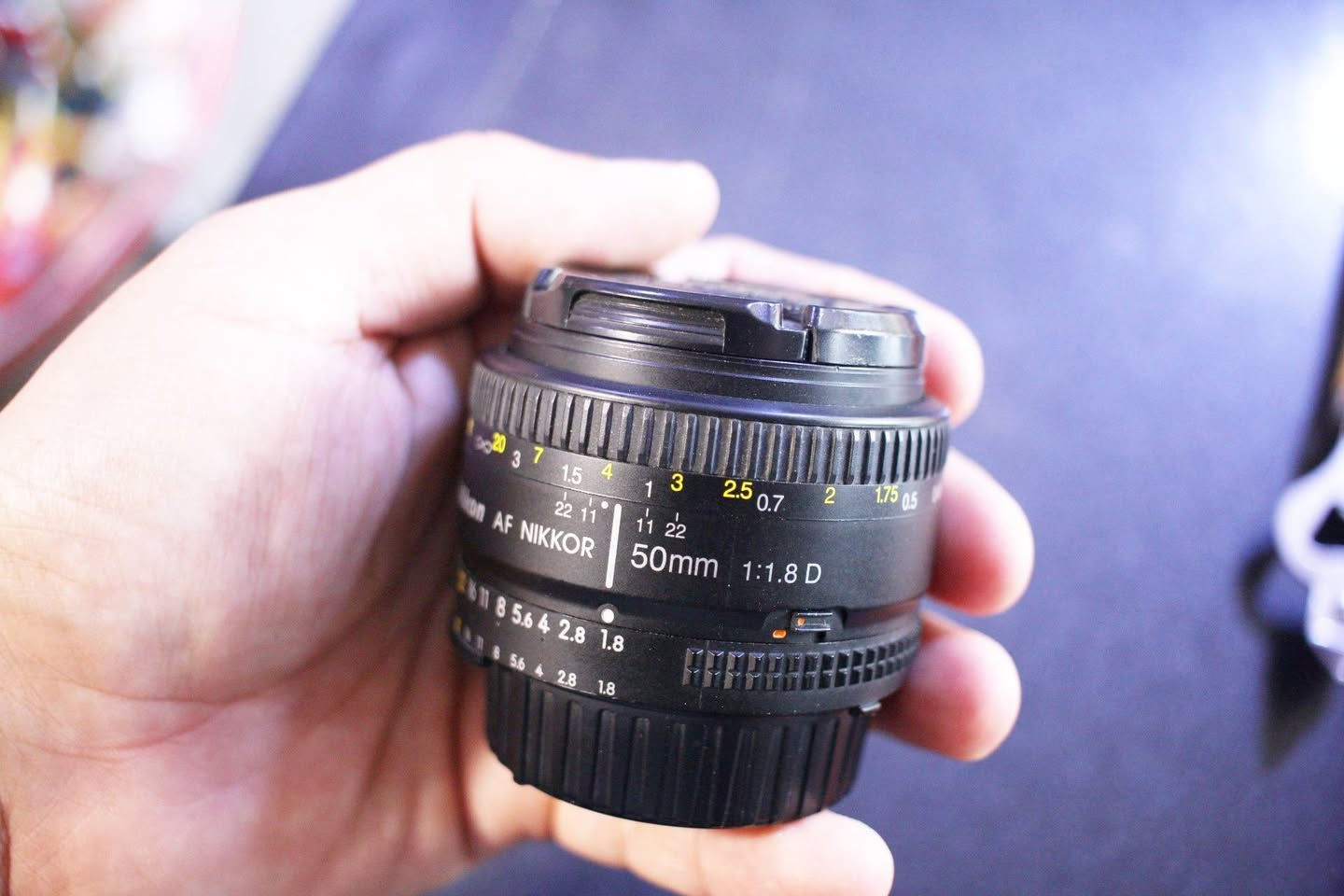 عدسة 50mm f1.8 D لنيكون السعر 80الف مع التوصيل
عدسة 50mm f1.8 D لنيكون 
السعر 80 وي التوصيل النظاقة واضحة كدامكم 100٪
💡 ملاحظة مهمة : العدسة هذي (فئة D) ما بيها موتور فوكس داخلي بالعدسة نفسها. يعني الأوتوفوكس (التركيز التلقائي) يشتغل فقط على كاميرات نيكون اللي تحتوي على موتور فوكس داخلي بالـ Body (مثل فئاتD90، D7000، D7100، D7200،D7500،D610، D750،D810، D850 وغيرها).
 أما الكاميرات من فئة D3000 أو D5000 فراح يشتغل عليها فوكس يدوي (Manual) فقط.

واتساب ***********
