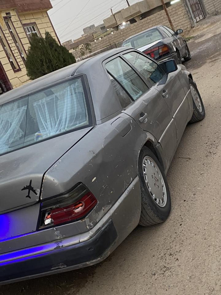 السلام عليكم 
مارسدس حجم 300محركً كير بلادي 4كير عادي سنتر لكً لايت زنون السياره حلوه احلا من الصور رقم نينوى فحص بيها اوراق كامله ابيعك بدون تحويل مكفوله من كلشي
للبيع او مراوس 
السعر ٢٤وبيها مجال 
الاستفسار ***********
مكان السياره الشرقاط
