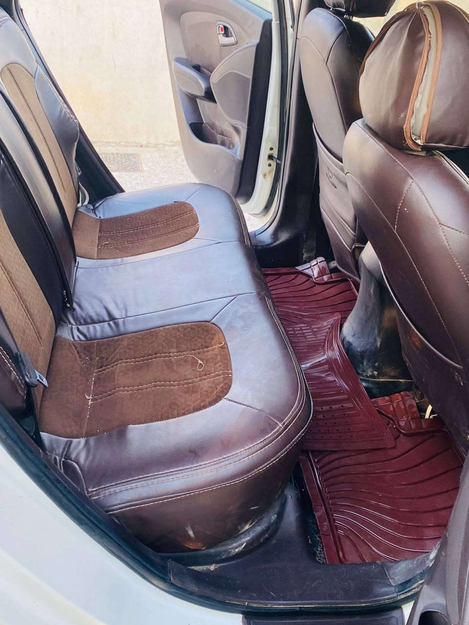 السلام عليكم 
توسان للبيع موديل 12
تدفئه تبريد شغال
بيها 3قطع اثر تيزاب سنويه امجدده او رقم انكليزي ديالى 
السياره بدون حادث محرك كير مكفولات تخم تايرجديدصدر جديد مكان السياره ديالى الخالص السعر 125رقم الهاتف 
***********
