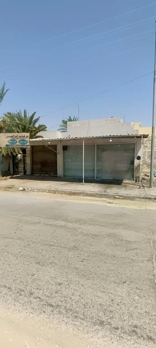 دار تجاري للبيع مساحه 75 متر شارع هندية وفاء شارع 60 مكون من محلات 2 وبيت غرف نوم 2 مطبخ صحيات عدد 2 استقبال موجر العقار شهر 750 الف  واجهة 12 ونص متر  سعر البيع 180 بي مجال اتصال بالمكتب اوخاص واتساب ***********
