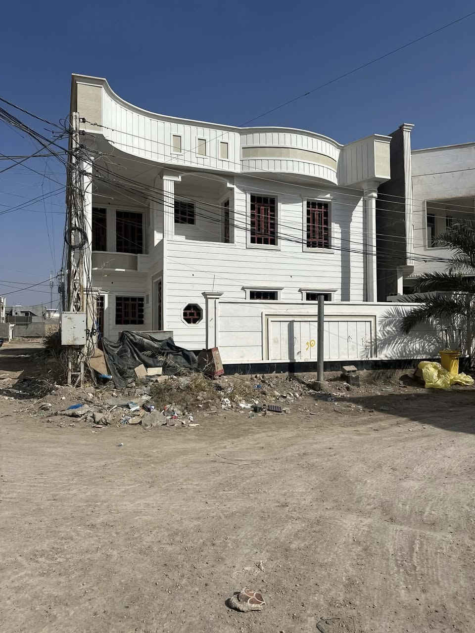 السلام عليكم ورحمة الله وبركاته
🏠بيت للبيع

📍 الرمادي/منطقة الزراعه مقابل جامع الصمد يقع بالقرب من دائرة البطاقة الموحده 

     ✨ المساحة 250م  ركن 

   تفاصيل المنزل :-

🔸مطبخ 

🔸صالة وإستقبال 

🔸4غرف نوم 

🔸2حمام 

🔸حديقة  مع كراج علماً ان الداخل غير كامل 

⭕️ السعر( 265،000،000) مئتان وخمسة وستون مليون قابل للتفاوض...

للإستفسار أكثر إرسال رسالة على الواتساب على :-

***********
