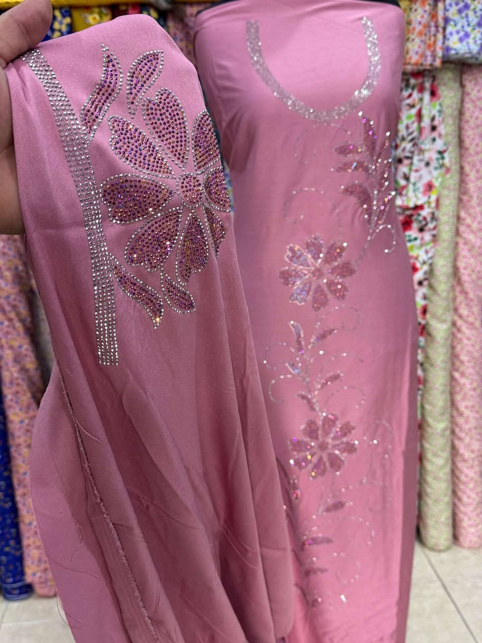 واتساب ***********
مع بداية الموسم الصيفي

موديلات ونقشات جديده 

قماش كشمير كابوي مطاط الاصلي

منقوش شذر لونين للكاع 

الشذر شرط الغساله والفحص كدام المندوب 

القطعه مترين ونص يتفصل كلوش راهي لجميع الاحجام 

متوفر جمله ومفرد كميات درازن
