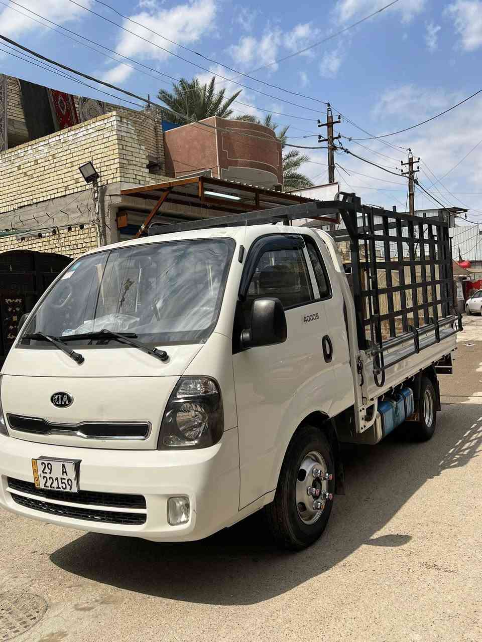 سلام عليكم 
كيه فحل موديل ٢٠١٧ السياره حلوه وجديده 
تخم تايرات جديده السياره بسمي تحويل مباشر مكينه ٤٠٠
السياره جاهزه  كامله بدون نواقص سياره جديده 
مكانها بغداد  السعر  ١٣٥وبيها مجال 
الهاتف (***********)
