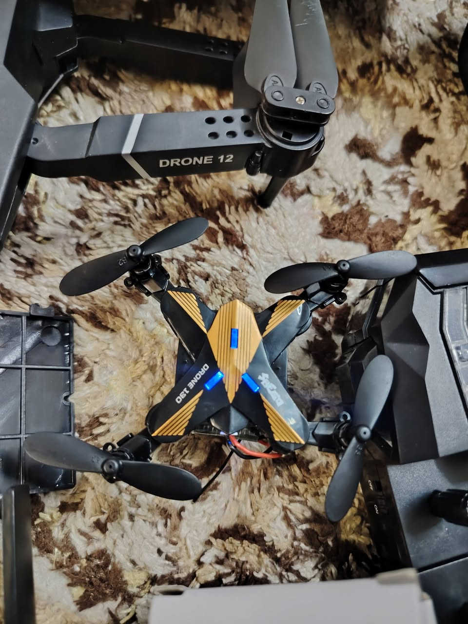 سلام عليكم اخوان عندي هذني البيع قيم واخذ الكامره شغله كلشي مابيها بس درون ماعرف اطيرهن *********** وتساب
