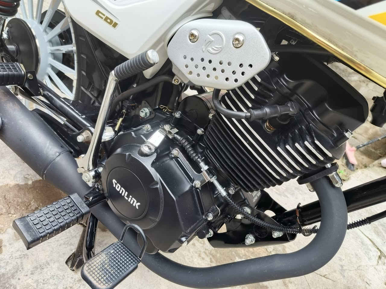 سونلك 2025 دراجه بحالة الوكالة بعدهي زيرو 
اشاير لد لايت زنون شاشه الكتروني
معا فتحة كيبل شحن ماشيه ٢٠٠٠ كيلو متر
محرك 200 cc الاسود كفاله عامه من كلشي
بصمات تشغيل عن بعد 2 + سويجات 2
دراجه صارله شهر طالعه من الشركة 
سعرر اتصال او واتساب 
مكاني بالمحموديه ***********
