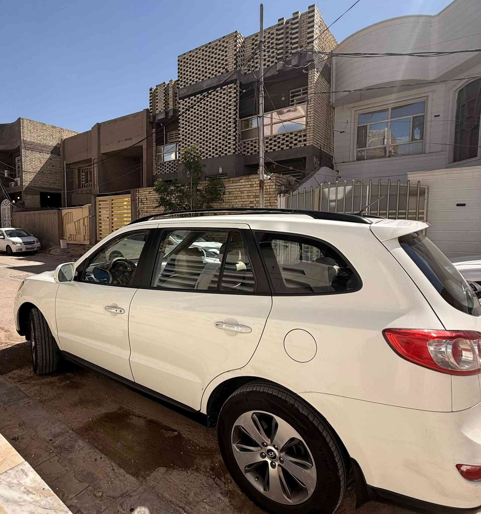 السلام عليكم
للبيع: سنتافي موديل 2012، محرك (4) سلندر 2400، ماشية 150,000 كم.

* مكفولة من الصبغ والتبديل والبارد فقط الدحجة الصغيرة المبينة في الصورة
* المحرك والگير بحالة جيدة.
* التبريد (ثلج).
* فول مواصفات بصمة 
* ما بيها اي نقص .
* رقم نجف وباسمي.

السعر: 15,000 دولار قابل للتفاوض (بيها مجال).

للتواصل:
***********
