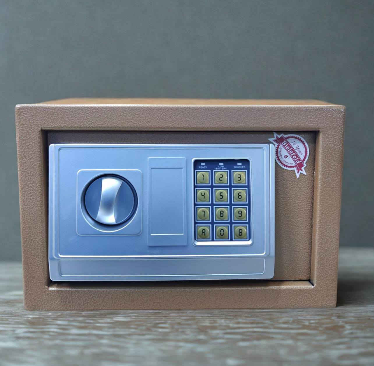 قاصة ماركة بيلفيلد الحجم 20 القياس : طول 20 ، عرض 30 ، ارتفاع 20 سم الوزن 6.5 كيلو مفتاح ورمز سري تعمل ب 4 بطاريات نوع AA وتأتي 4 بطاريات ملحقة مع المنتج براغي جوي لتثبيت المنتج في الحائط مقاومة للكسر والحريق. طريقة الفتح الأولى : ادخال المفتاح الماستر في الفتحة المخصصة له بعكس اتجاه عقرب الساعة ، مع فر يدة القاصة مع اتجاه عقارب الساعة طريقة وضع باسورد : تستطيع وضع باسوورد مكون من 3 الى 8 ارقام عن طريق : الضغط على مفتاح ال restart الموجود في داخل القاصة من الخلف ثم ادخال رمز حسب احتياجك ثم الضغط على A او B طريقة وضع باسوورد عام او ماستر : فتح القاصة ثم الضغط على الصفر مرتين ثم الضغط على زر ال restart وبعدها ادخل الرمز حسب احتياجك ثم الضغط على A او Bووالسعر بلاش ب48 وتوصيل مجاني


**إذا كنت صاحب هذا الإعلان وتريد حذفه لأي سبب، رجاءا أرسل رسالة إلى الدعم الفني**