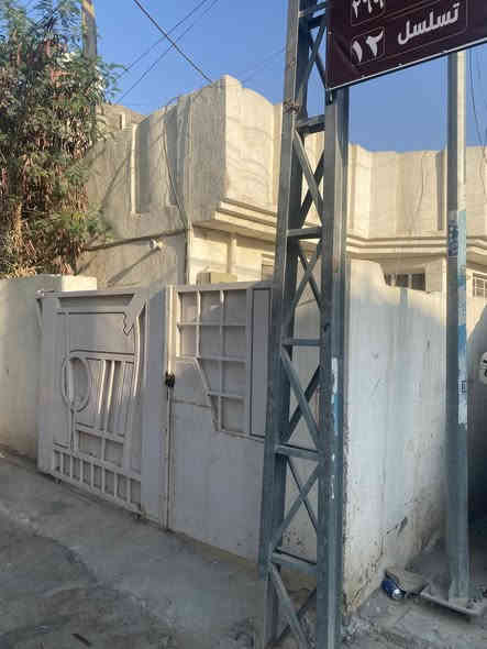 سلام عليكم دار للبيع منطقه الزعفرانيه قرب اسواق مريم شارع الزوراء خلف مول الباشا زراعي كافت الخدمات ماء مجاري كهرباء تبليط يحتوي الدار طابق ال اول غرفه نوم وصطح طابق الارضي يحتوي على غرفتين نوم ستقبال صاله مطبخ مساحه 180 سعر 135 وبي مجال لتفاوض رقم الهاتف ***********
