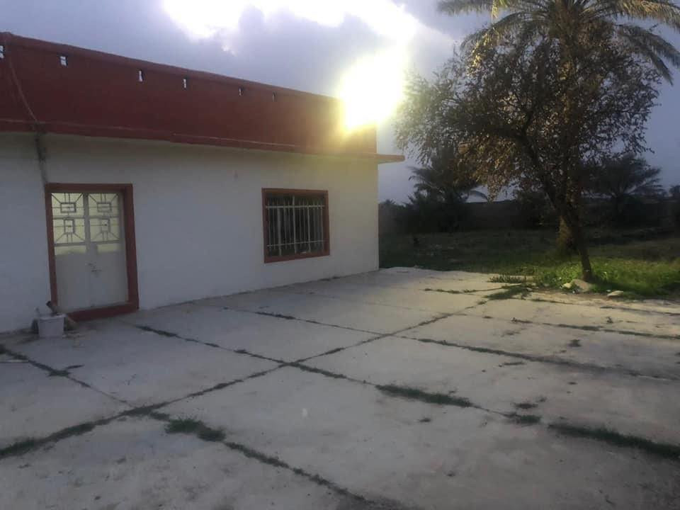 البستان 7 دوانم و188 متر  الموقع ركن ثلاث شوارع الها ويحتوي على بيت مسلح طابق واحد واربع غرف نوم كبيرات وخدمات حمام ومطبخ وتواليت  ويحتوي ايضا على حقل عجول ونخل تمر حمال ومولدة كهرباء وطني بنص البستان وبئر ماء  عدد اثنان. 
الواجهة البستان ( المزرعة) 
130 متر او اكثر والنزال 140 او اكثر. 
السعر 485 مليون طابو زرعي صرف وباسمي ثاني يوم تحويل سند 25
هاتف ***********
