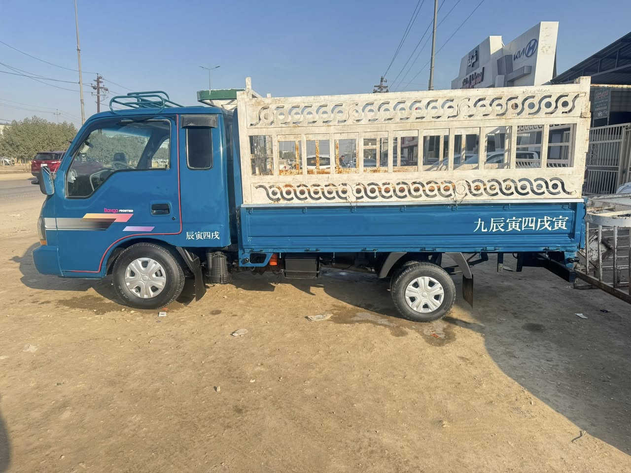 يالله 
قرده ام عيون موديل ٢٠٠٠ 
كير مكينه شاصي حداديه كفاله 
سنويه ٢٧ رقم واسط 
معروضه ٦٧ وبيه مجال 
***********
