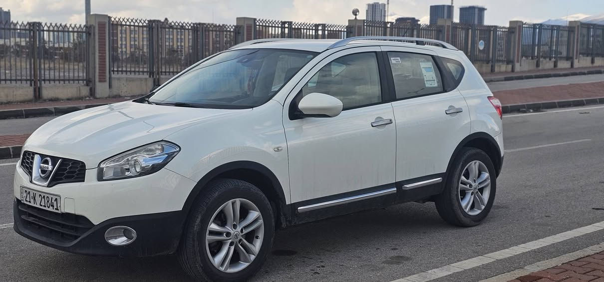 نیسان قاشقا مۆدیل ٢٠١٤ 
سەنەوی بەسەر نەچوە تایەکانی تازەیە بەشەرتی خەرامەو تەحویل سەیارەکە بی مەسرەفە رەسمی فەحسەکەم داناوە سەیارەکە لەسلیمانە 
سعری ١٢٦ وەرەقەو مەجال  
موشتەریت تەلەفونکە 
*********** السليمانية, العراق
