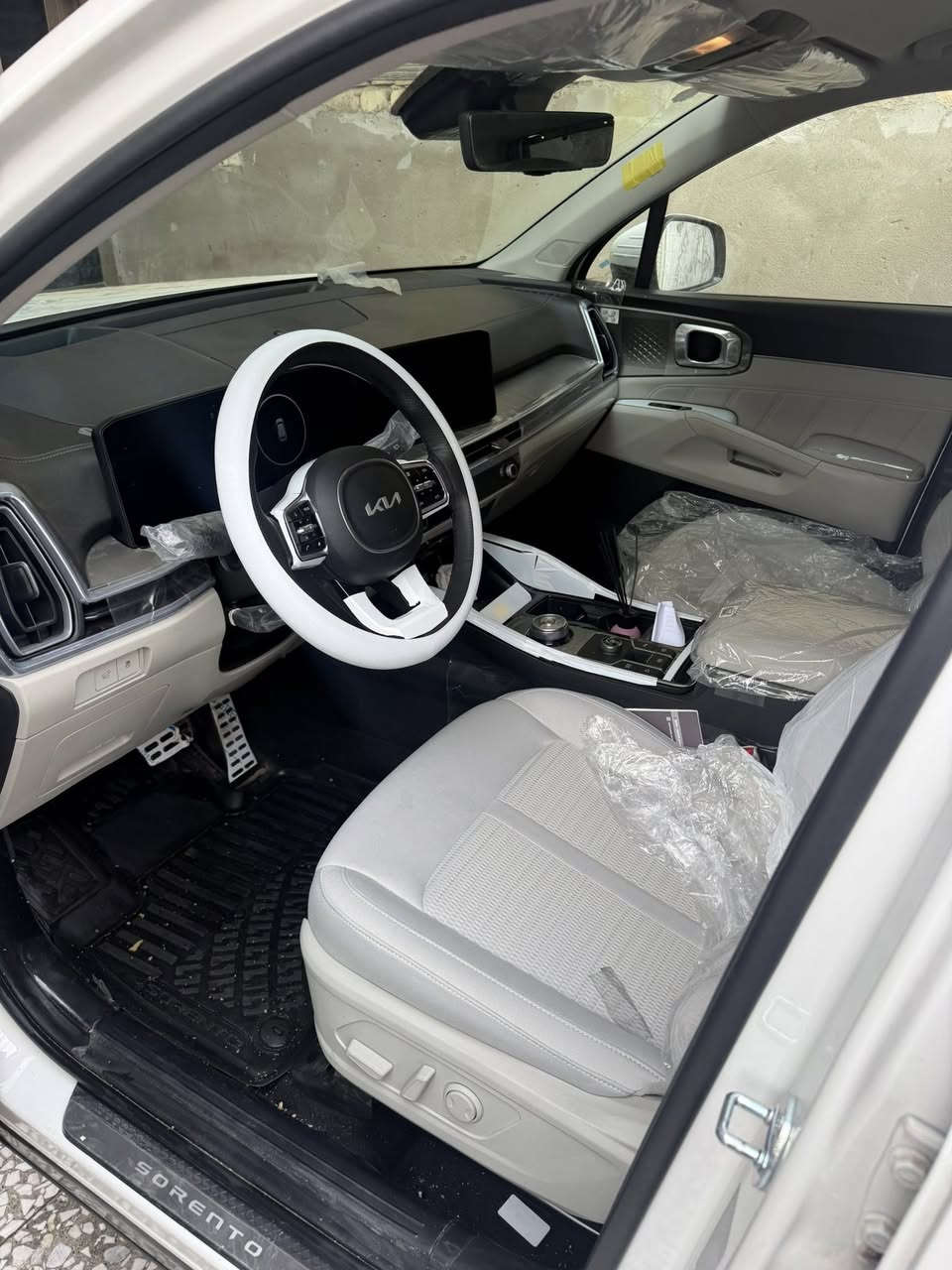 سورنتو دا شوف  موديل ٢٥ ماشيه ألفين وياه العشرين سعر٣٢٨وبيه  شويه مجال رقم ***********
