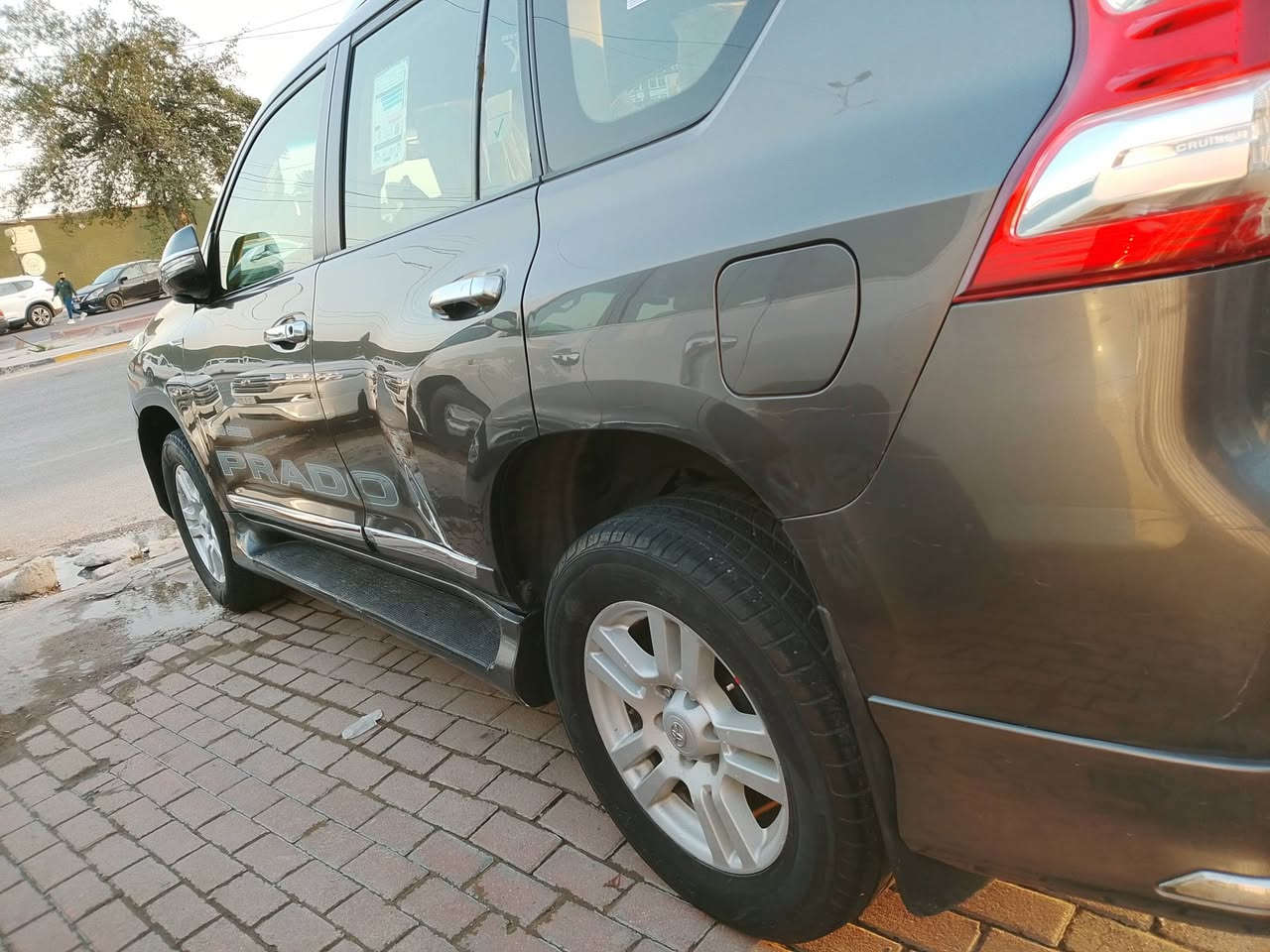 .السلام عليكم
برادو موديل 10
سياره بلادي 
مكفول الضرب لا تبديل لا صبغ 
كير محرك تبريد مكينه كفاله عامه 
تخم تاير شواصي مكفولات بلادي 
رقم ربيل شكل جديد نكليزي سنويا جديد هزه جديد 
4سنكدر 
تبريد ثلج 
سعار سياره 190بي مجال حك جيتك العمله 
العنوان بغداد بلديات نتصل وتدلل عله رقم 
 ***********
