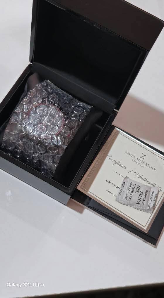 تحية طيبة،،،
 للبيع ساعة برنارد اتش ماير سويسرية أصلية.
تتميز الساعة بواجهة من الزجاج المقاوم للخدوش والكسر الكرستال والياقوت 
جميع أجزائها مصنوعة من الفولاذ المقاوم للصدأ.
مقاسها متوسط ومريحة في اليد.
ساعة جديدة وغير مستخدمة، بنايلونها .
للاستفسار عن السعر، تواصل خاص وتدلل. ***********
