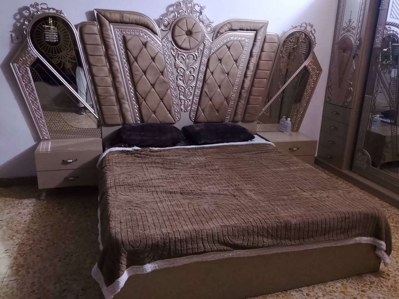 سلام عليكم غرفة تركيه للبيع تزكام مستخدمه شي قليل مكاني بغداد للاستفسار ***********

