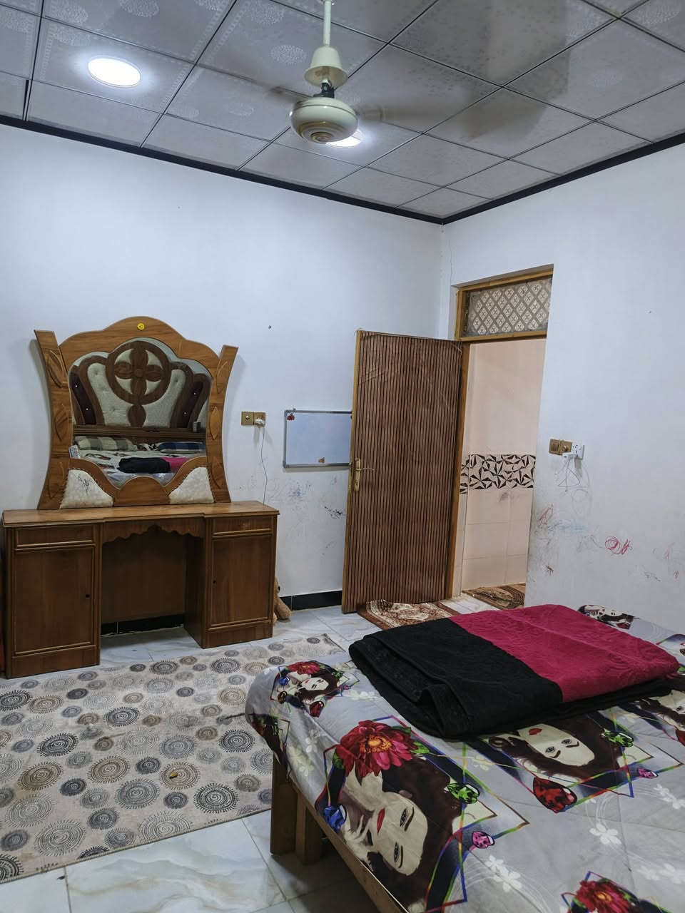 سلام عليكم بيت للبيع مساحه 100 متر شارع الزوار قريب عل شارع 60 شارع تبليط طابق ونص غرفه وصاله فوگ عايزات سقف فقط طابق الفوگ  شارع 12 متر سعر 60 وبي مجال الاستفسار عل رقم ***********
