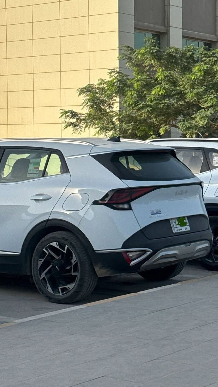 Kia sportage ex 2023 خليجي
كيا سبورتاج EX مـوديل 2023 (خليجي) للبيع
بابل / الحلة 

 *سنة الصنع: 2023
 *المواصفات: خليجية
 *الحالة: كلين تايتل، بدون حادث، بدون صيانة (سيارة نظيفة جداً)
 *المسافة المقطوعة: ما بين 23 الى 24 ألف كم
 *المحرك:  2.0 لتر، 4 سلندر
 ناقل الحركة: وتوماتيك
 *نظام الدفع: AWD (دفع رباعي مستمر)
 * نوع الوقود: بنزين
 * اللون: أبيض 
 * اللوحة: بابل، خصوصي (تحويل ثاني يوم )

 المواصفات والميزات:
 المقاعد والداخلية: كشنات بيجي (قماش)، تدفئة كشنات، تدفئة ستيرن ، مقاعد امامية كهربائية، تبريد خلفي ، عدد المقاعد 5.
 شاشة لمس تدعم Apple CarPlay لاسلكياً ، نظام التحكم الصوتي، شاحن لاسلكي.
 الأنظمة المساعدة والقيادة:  تشغيل عن بعد، بصمة، مثبت سرعة، وضع القيادة، التحكم على المنحدرات، تعليق تلقائي، فرامل الوقوف الإلكترونية auto hold ، نظام ABS.
  الحساسات والكاميرات:  كاميرا خلفية، حساسات أمامية وخلفية، حساسات ضغط الإطارات .
 الإضاءة والخارجية:** لايت زينون (مصابيح زينون أمامية)، المصابيح الأمامية LED، كشافات ضباب، إشارة بالمرآة الجانبية، مرايا جانبية كهربائية.
قفل الأمان للأطفال.

السعر  215 وبيها مجال ان شاء الله 

  لمعلومات اكثر يرجى التواصل على الواتساب :
 ***********
