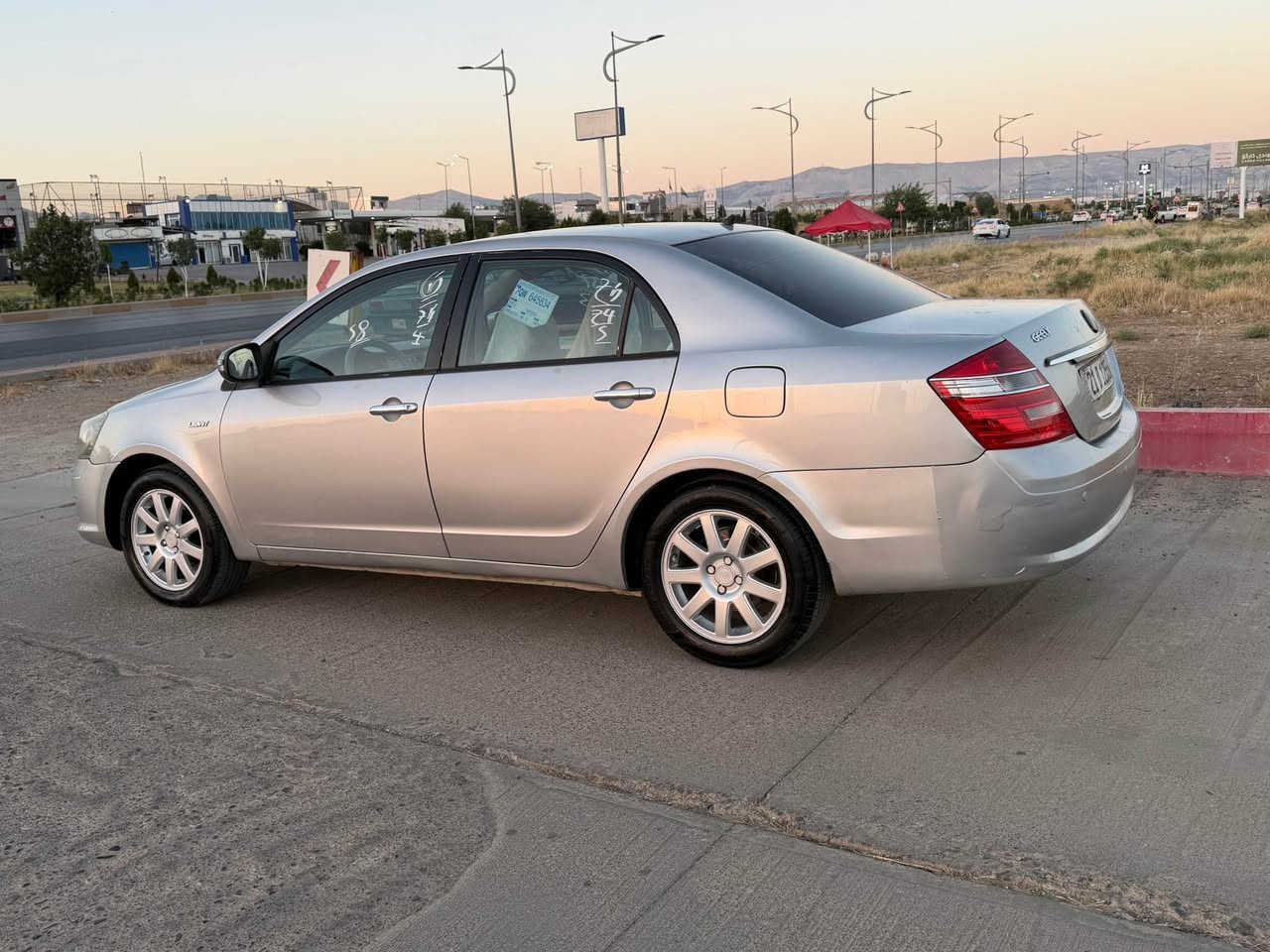 به ناوى خواى گه وره 
جيلى SL 6 
موديل ٢٠١٣ مواسه فات ( توماتيك جام و ئاوينه كاره با ته بريد حاسه) 
بى بوياخ بى سارد نمونه له جوانى و تازه ى ره قه موو سه نه وى تازه يه ته حويل خرامه به شه رت هيج مه سره فى تيا نييه به شه رتى گير و مه كينه و ته بريد و گه رمى و ته قه و ره قه نرخى ٥٧ گه لا قفلى بى معامه له تكايه مشته ريت تيل بكه *********** سليمانى السليمانية, العراق
