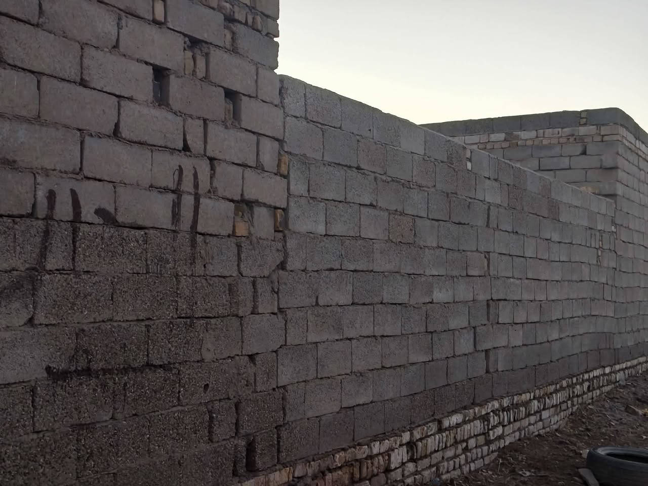 سلام عليكم
بيت للبيع مساحته 250 
متوفر بيه ماء وكهرباء 
وكلشي جاهز بي من خدمات 
المكان خلف ملعب توني 
طابو صرف 

يتكون من غرفه ومطبخ وصحيات جاهزات من ماء وكهرباء   
للاستفسار ***********

جماعه التصنيف بطلو سوالفكم هاي ولاحد يعلق
