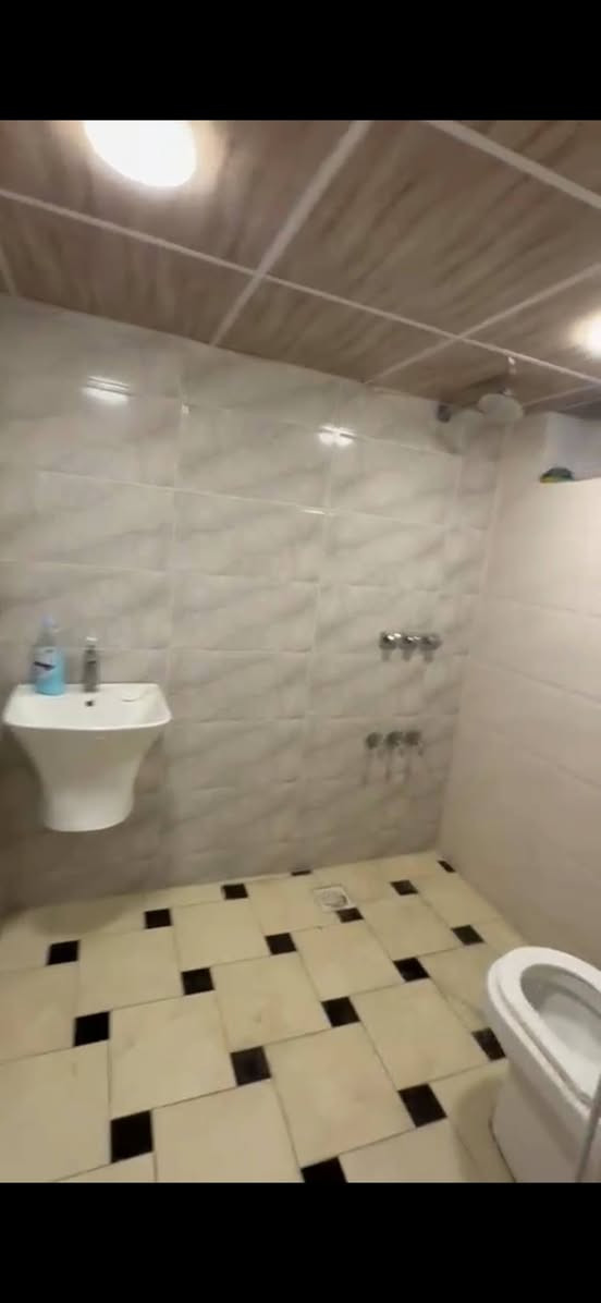 السلام عليكم بيت للبيع مساحة ١٢٠متر واجهة ٦يحتوي علىَ ثلاث غرف نوم وصالة ومطبخ وخدمات بيت جديد موقع ممتاز الرسالة الثالثة خلف شارع قطر الندى الاستفسار على هذا الرقم ***********
