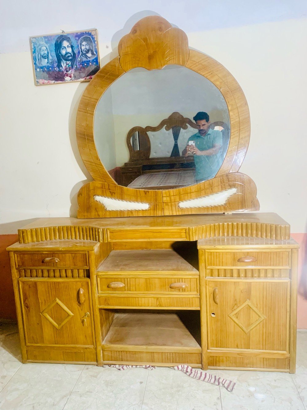 🌟 للبيع غرفة نوم خشب فاخرة 🌟

فرصة مميزة لأصحاب الذوق الرفيع..

✅ خشب متين وقوي
✅ دولاب كبير متعدد الأبواب مع مرآة
✅ تسريحة أنيقة مع مرآة
✅ تصميم كلاسيكي جميل ونقوش راقية
✅ بحالة جيدة جداً وجاهزة للاستخدام

الغرفة تضيف لمسة فخامة وأناقة لأي منزل، ومناسبة للعوائل الباحثة عن الجودة والمتانة.

📍  – قضاء كوثى / جبلة 
📞 للاستفسار والسعر يرجى التواصل على الرقم:
***********)

السعر مناسب للجادين فقط.