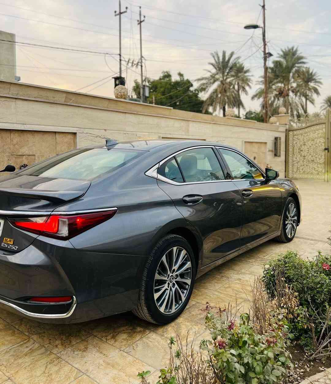 السلام عليكم 😎🔥 بيع مراوس شنو عندك نزل 
لكزس  ES 250  
الموديل  2021 وارد امريكي بانزين فقط 
صور الحادث مرفقه 🔻ب اسفل المنشور 
رقم اربيل سنويه ب اسمي تحويل مباشر 
عداد المسافه 55 الف KM 
المواصفات 🔰
بصمه ابواب وتشغيل 
فتحه سقف 
محرك 4V 2.5 
شاشه 
كامره 
داخل جلد 
كشنات كهرباء 
سقف كنتارا 
مري قلاب عند الرجوع
اوتو ستوب
سستم صوت 
رادارت محيطه + نقط عمياء 
وبعد بيها مواصفات 
📦لمعرفة السعر اضغط على رقم 1 في التعليقات 👇🏻✉️

 📍 مكان السياره / بغداد الكاظميه 

📞 ***********

📞 ***********
