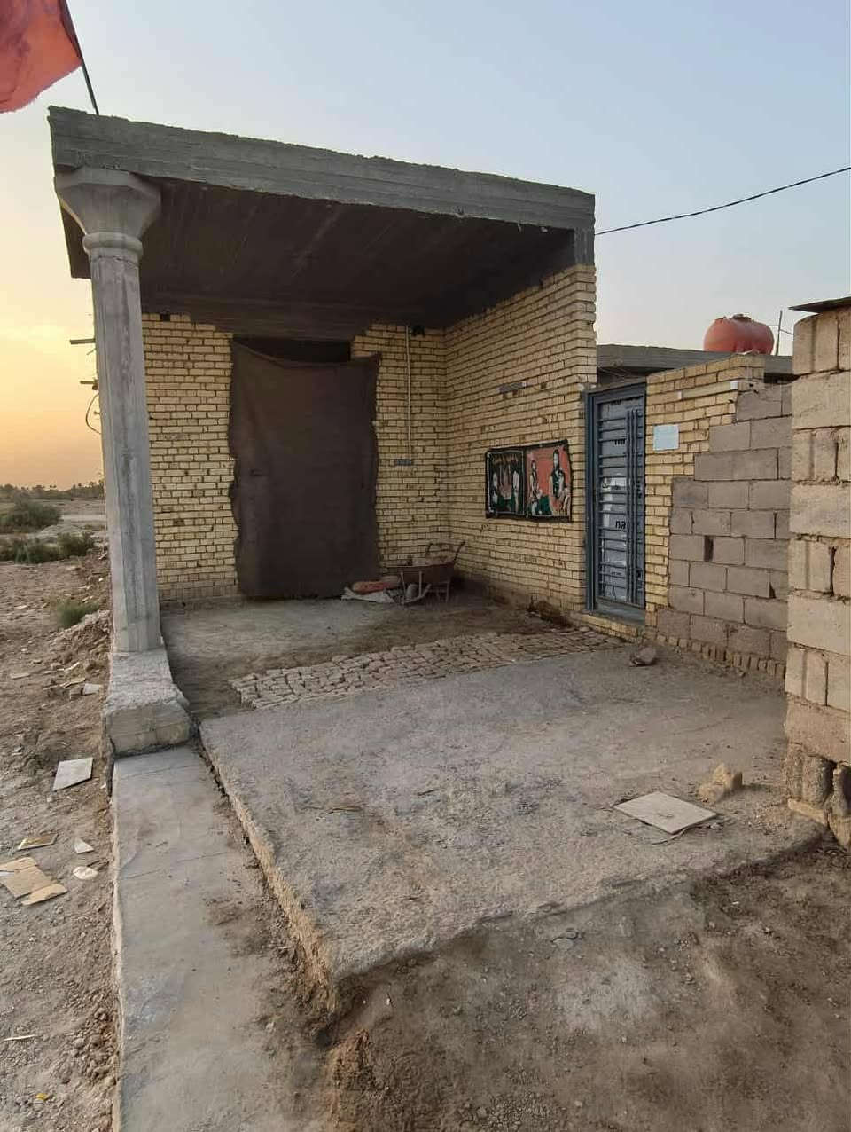 العنوان: ال بوجراد - قرب سيطره المصلح

مواصفات الدار المساحة الكلية 800م يحتوي

على غرفتين مساحه كل وحده 6×4.75

وصاله مساحتها 9×5

ومطبخ حار وبارد مساحته 6×4

ومجمع صحيات داخلي وبيتونه

واستقبال مساحتها 10×4 عورها بس تشطيب

يوجد كافه خدمات من ماء وكهرباء بالباب

شارع تبليط للباب عرضه 6 متر

للاستفسار عن السعر مراسلة الصفحة او الاتصال على الرقم

***********
