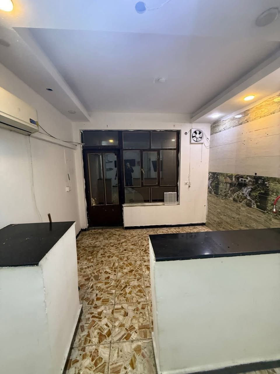 🔹 وحدة سكنية طابق أول، نظيفة جداً.
📌 مطلوب: بنية أو عائلة صغيرة.

المواصفات:

* غرفتا نوم (مجهزتان بسبلت).
* مطبخ (مجهز بسبلت).
* صالة (مجهزة بسبلت وتلفزيونين عدد 2).
* خدمات صحية.

💰 الإيجار: 750 ألف دينار عراقي (قفل).

📍 الموقع: بغداد / السيدية – مربع الاقتصاديين – على شارع 40 متر.

📞 للاستفسار:***********

🏢 مكتب حلم عقاري

يتوفر لدينا العديد من عروض البيع والإيجار في مناطق السيدية والمناطق المجاورة
