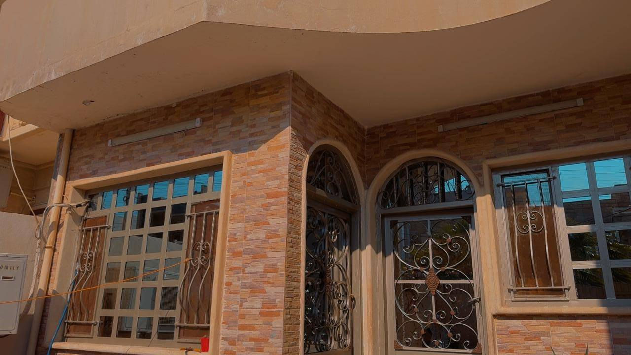 #عروض #مكتب #أسوار #المدينةللعقار
#دارللبيع
_____________________________________

عنوان الدار 💥💥💥 حي الكندي الأولى
مساحة الدار 💥💥💥 ١٥٠ متر
واجهة الدار 💥💥💥 ٦ متر
اتجاه الدار 💥💥💥 قبلة 🕋
سنة بناء الدار 💥💥💥 ٢٠١٢
سعر الدار 💥💥💥💥 ٢٢٠ مليون قابل للتفاوض
مكون من طابقين
الطابق الأول 💥💥💥 غرفتين نوم هول واستقبال ومطبخ ومناور وصحيات
الطابق الثاني 💥💥💥💥غرفتين نوم هول ومطبخ وصحيات وبيتونة ومخزن عالسطح
_____________________________________

موقع مميز جدا،، سند طابو ملك صرف،، شارع ١٥ متر
شرط التحويل،، أو قرار التمليك،، للاستفسار أكثر
مرجعة مكتب أسوار المدينة للعقار
حي الحدباء،، سايدين الصورة،، مقابل جامع المجيد
او الاتصال على الأرقام التالية
اسيا ☎️***********
كورك ☎️***********
مستعدون لاستقبال جميع عروضكم في معظم أحياء المدينة 🌹
