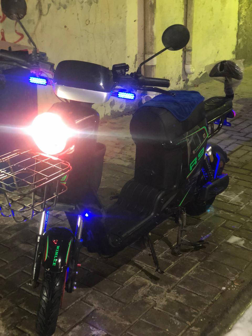 سلام عليكم دراجه R9
مديل 2026
صارلي 4تشهر םِـטּ ماخذها ما مستخدمه هوي قليل الاستخدام عند الحاجه السعر 530 الف وبيها مجال الي ما يشتري ﻶ يراسل مكاني البصره 
الي يريدها يراسلني واتساب ***********
