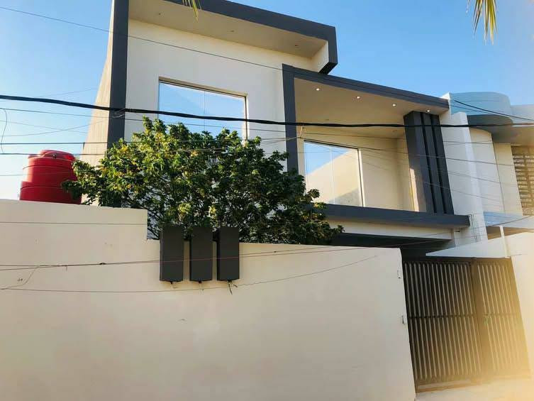 اللهم صل على محمد وال محمد 
🏡 للبيع بيت حديث بتصميم عصري وأنيق – فرصة مميزة للسكن او الاستثمار ..
📍 الموقع: شارع علي قمارة، يبعد فقط 100 متر عن الشارع الرئيسي، ويتميز بسهولة الوصول من مدخلين (جهة علي مظلوم وجهة الشارع الرئيسي لعلي قمارة).
📐 المساحة: 166 متر مربع.
مواصفات البيت:
استقبال واسع بمساحة 6 × 4 م.
صالة مريحة بمساحة 5 × 4.5 م.
مطبخ كبير بمساحة 7 × 4 م مع كاونتر HDF حديث، مزود بطباخ درجة أولى وساحبة.
غرفة رئيسية كبيرة بمساحة 5 × 5 م.
عدد 2 منور يمنحان إنارة وتهوية طبيعية ممتازة.
حديقة أمامية بمساحة 3 × 2.5 م.
البيت طابق ونصف بتصميم هندسي حديث وتشطيبات أنيقة.
🏗 جودة البناء:
أساس شريطي كونكريت.
السقف كونكريت مسلح.
البناء بطابوق جمهوري درجة أولى مع تنفيذ وفق المواصفات الهندسية.
⚡ الخدمات والتجهيزات:
نقاط كهرباء مخصصة للسبالت الجدارية والعمودية في جميع الغرف.
منظومة إنترنت كيبل ضوئي موزعة داخل البيت.
 عدد 2 كيزر 
عدد 2 تانكي ماء.
عدد 1شاشة سمارت.
عدد 2 برد 
ثلاجة فستل تركية.
عدد 1 سبلت 
📄 نوع السند: طابو زراعي تحويل مباشر باسم المشتري.
بيت حديث، مرتب، جاهز للسكن، يجمع بين جودة البناء، التصميم العصري، والموقع المميز، ويُعد فرصة ممتازة للراغبين بالسكن أو الاستثمار. 
📞 للاستفسار والمعاينة يرجى التواصل على الخاص أو الاتصال.
***********
***********
***********
