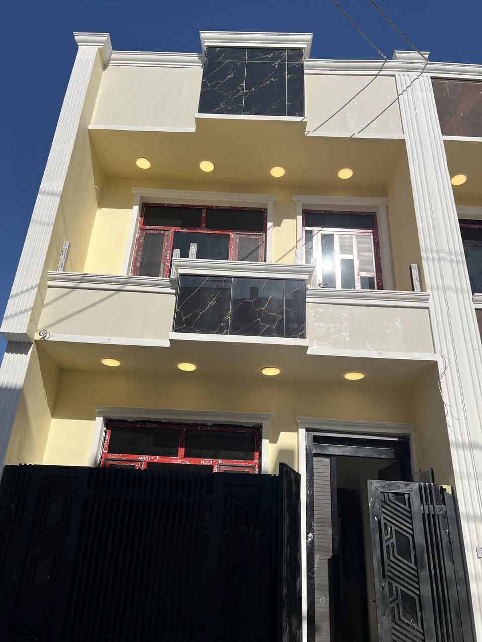 بيت للبيع 50متر طابقين 2 غرف نوم مع بيتونه كبيره تصلح غرفه ثالثه.  حمامات2. بناء درجه اول ايام وتستلمه مفتاح جاهز شغل درجه اولى البوعيثه مجمع السلطان فرع 11.  السعر 85 مليون 
***********
