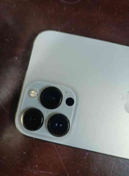 للبيع ايفون 13 ماكس ذهبي لون
ذاكره 256 كيكه .. السعر 600 الف وبي مجال.. 
مكاني بغداد اتصل عادي او واتساب ***********..
