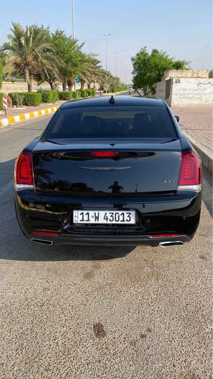 ـ Chrysler 300 فئة 300L / Touring-L.
🔹 المحرك: 3.6 لتر  V6
🔹 القوة: حوالي 292-300 حصان  
🔹 العزم: حوالي 353 Nm  
🔹 ناقل حركة: أوتوماتيكي 8 سرعات  
🔹 نوع الدفع: دفع خلفي
25im

من المواصفات القياسية أو الشائعة:  
✔ شاشة لمس 8.4″ مع نظام ترفيهي وملاحه
✔ دخول وتشغيل بدون مفتاح
✔ مكيف هواء مزدوج المناطق
✔ مقاعد أمامية قابلة للتسخين
✔ مراقبة النقطة العمياء Blind Spot
✔ حساسات ركن أمامية وخلفية + تنبيهات حركة خلفية (في الغالب)
✔ جنوط 20″
حادث السياره جاملغ +البنيد اصلي نفس لون بدون صبغ ولا تعديل 
سعر 290$
ميسان/العماره
*********** Singapore
