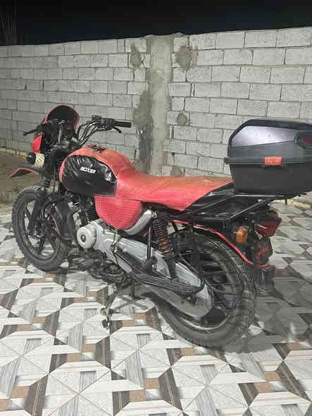 جناية البوكسر  ديوانيه مكان 
نظيفه ومكفولة من كل شي كهربائيات اشاير شغاله موديل21سعر 1200 ‭        د0787 460 7313‬
