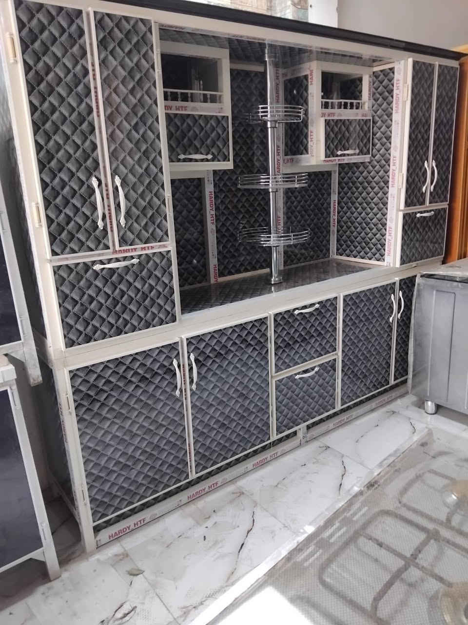 السلام عليكم 
كاونتر مترين ونص سنك متر ونص مرمر ستخدم قليل سعر ٣٧٥ مكان بعقوبه شارع تحرير بهرز مجاور قاعات بيانو مقابيل مستشفى الحياه استفسار ***********
