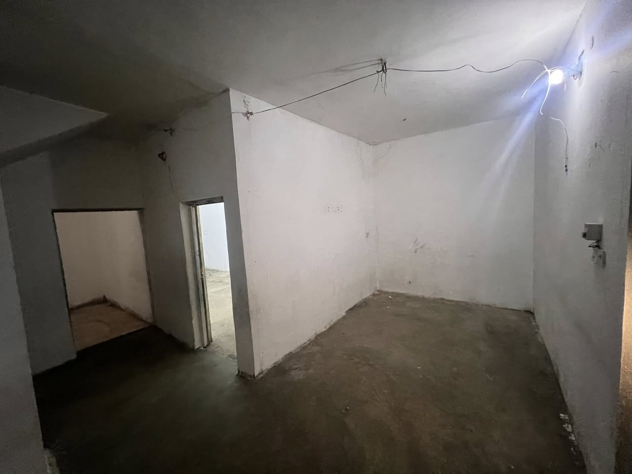 دار ارضي منعزل للايجار.. طابق ارضي مساحة 200متر في حي المعلمين مقابل محكمة استئناف كركوك خلف جامع النور الكبير   ..
الدار يتكون من/ كراج و حديقة ومطبخ واستقبال وهول وغرفتين نوم وصحيات ..
البيت موجديد يحتاج شويه تنظيف
الايجار :300 قفل والماء والكهرباء على المؤجر

للتفاصيل الاتصال على الرقم 
***********
