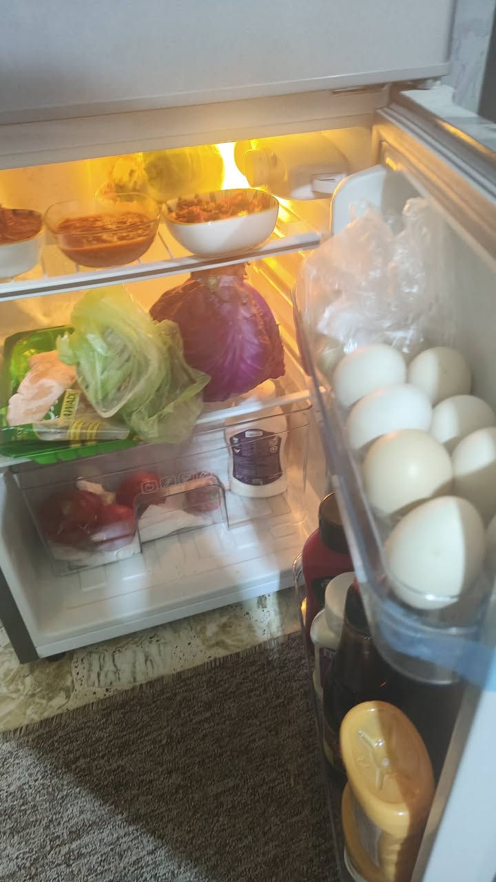 ثلاجة ٦ قدم 
 استعمال شهر فقط 
تجميد قوي ٧ مستويات تبريد 
السعر ١٠٠ قفل
راسل الصفحه او اتصل على ***********
