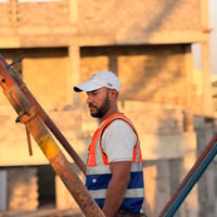 بين الجهد الميداني ودقة التنفيذ ...  تتواصل كوادرنا باعمال نجارة القال...