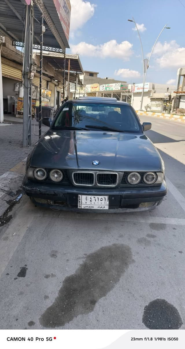 سلام عليكم BMW  للبيع موديل ١٩٨٩ حجم 520  گير عادي بدون ضربه بس صبغ حزام للجماليه    طخم ويل وتيرات جديد   *********** رقم موبايل   سعر ٤٣ $  بي مجال#
